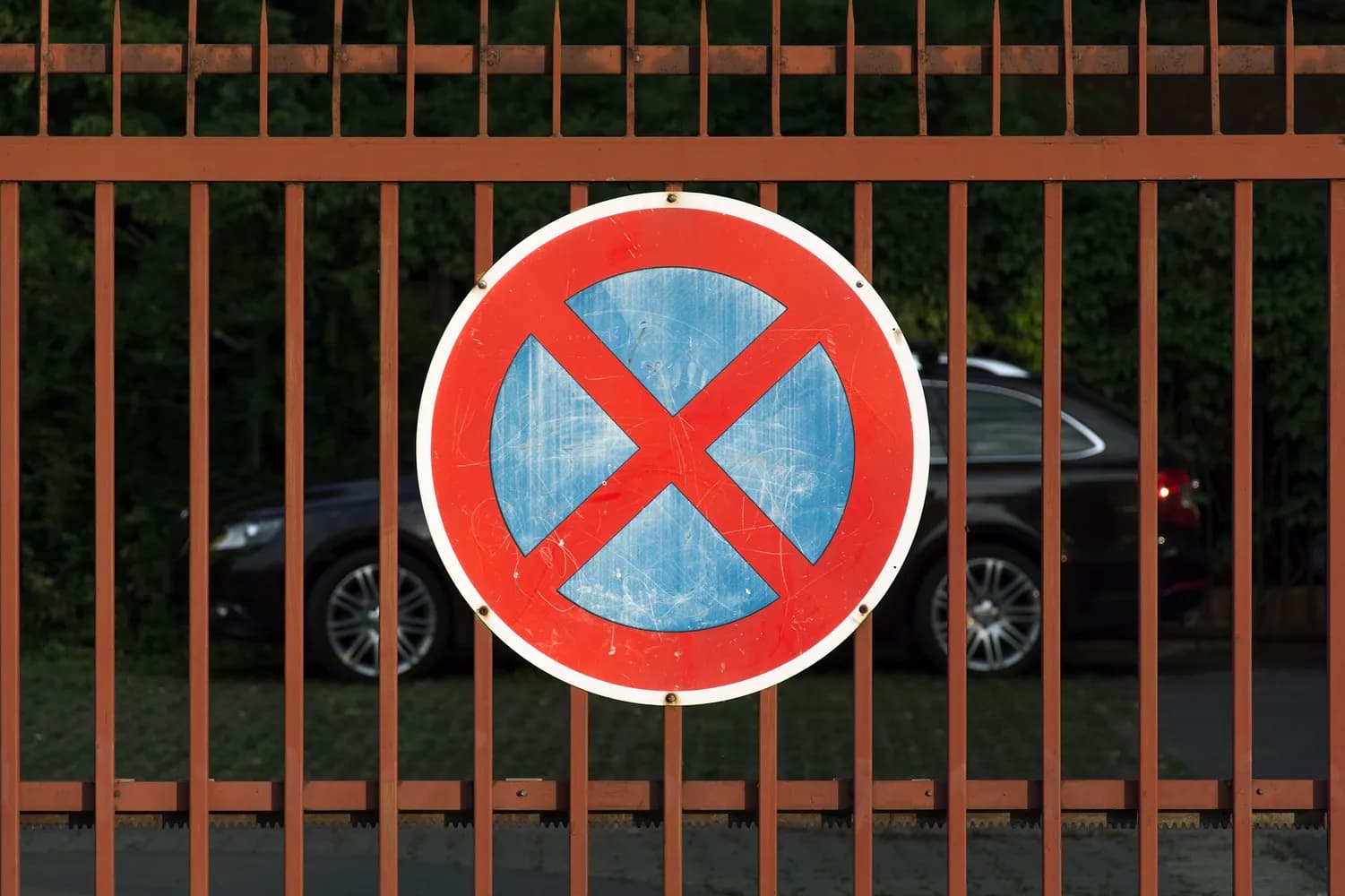 Privatni automobili s policijskim oznakama parkiraju gdje žele, nadležni šute