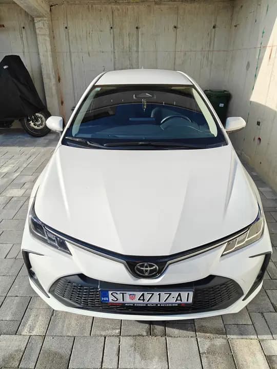 Toyota Corolla Sedan 2024. god - Kao nov, 1 vlasnik, garancija, parking kamera