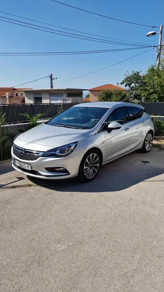 Opel Astra 2017. god - kožna sjedala, LED farovi, servisna povijest