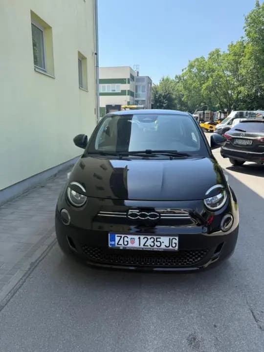 Fiat 500e 42 kWh – 2022. – veliki Uconnect, ADAS, navigacija