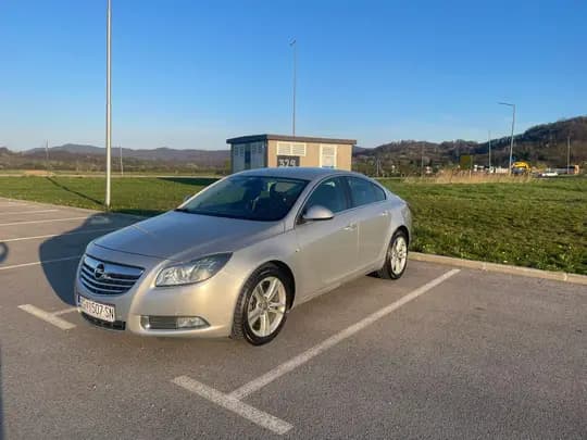 Prilika - Opel Insignia 2,0 CDTI, puno opreme, registrian do 12. 2026.