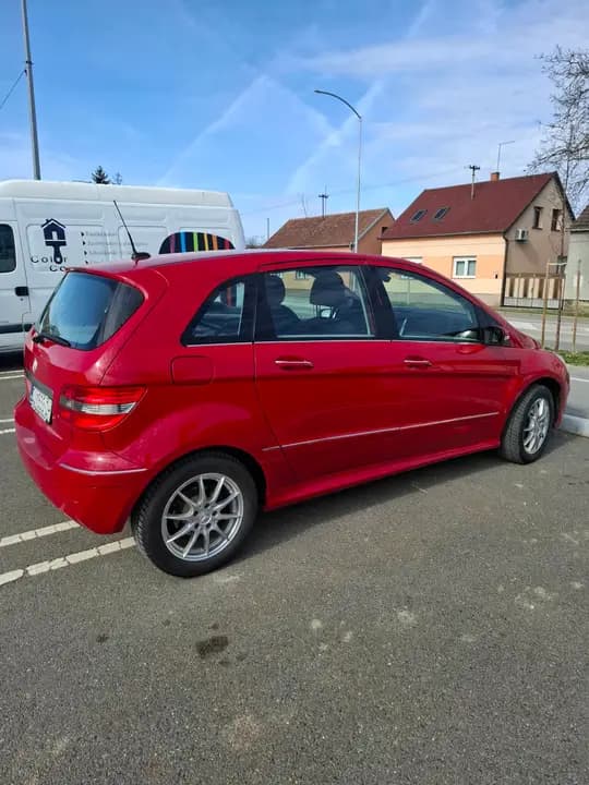 Automobil