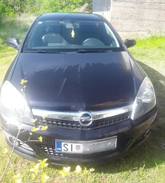 Prodajem OPEL Astra GTC 1.6 benzin reg,do 30.07.2006