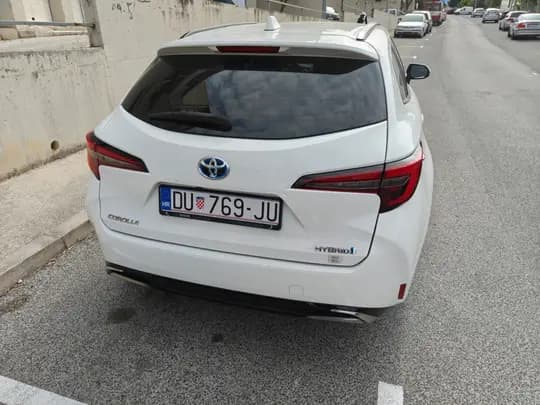 Toyota 1.8, hibrid, automatik, 2023. godište