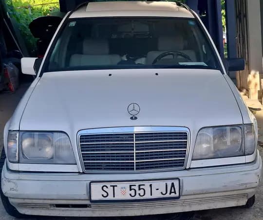 Legendarni automobil Mercedes benz e250d