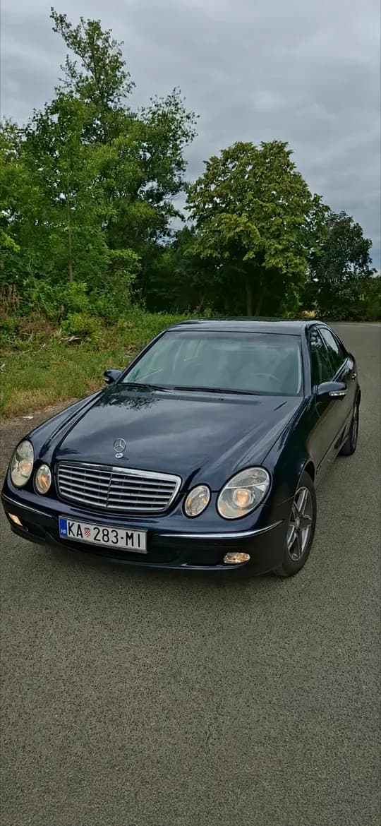 MERCEDES E 280 CDI - maximalno sačuvan i garažiran