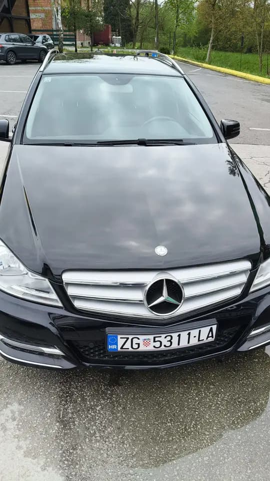 Mercedes-Benz C-Klasa 2014. god, servisna povijest, napravljen kompletan veliki servis.
