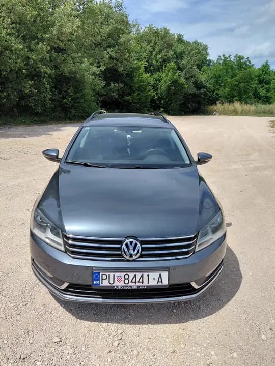Passat 2.0 tdi auto u super stanju bez greške garažiran i uredno održavan,zvati na 0914010033