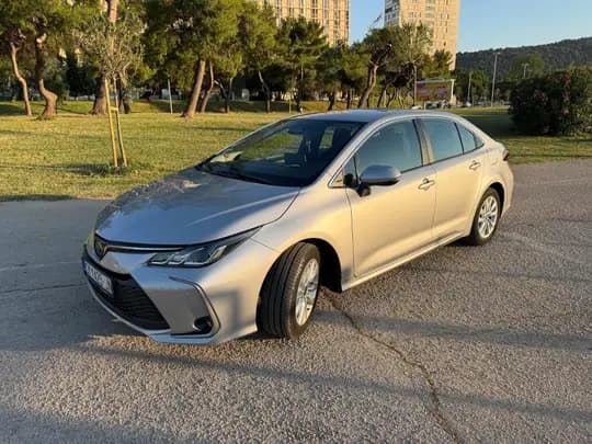 Toyota Corolla Sedan 1,5 VVT-i (bogata LUNA oprema)