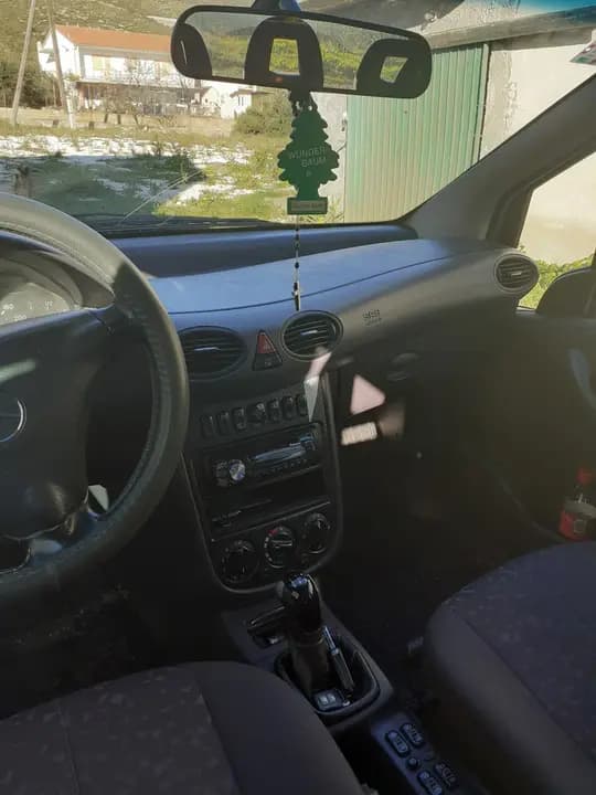 Prodajem automobil