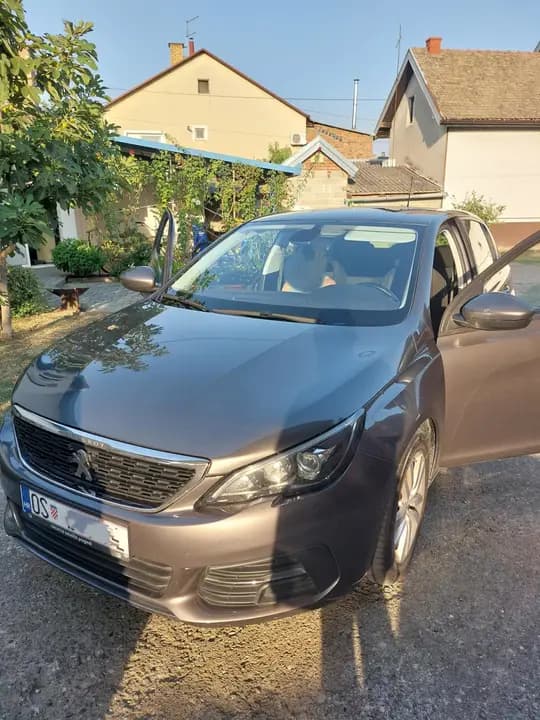 Peugeot 308 2019. god, navigacija, parking kamera, kemijski očiščena, veliki servis