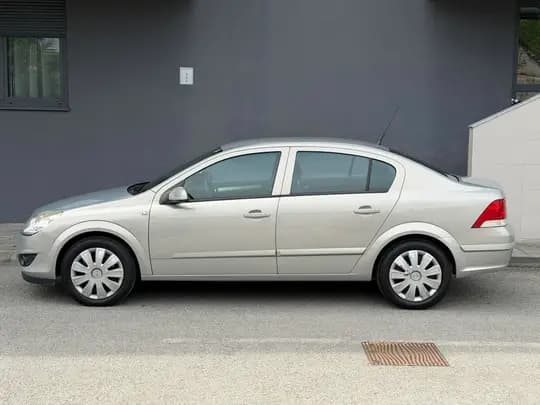 OPEL ASTRA sedan 1.6 benzin,automatska klima,173tkm,nova kupljena u 