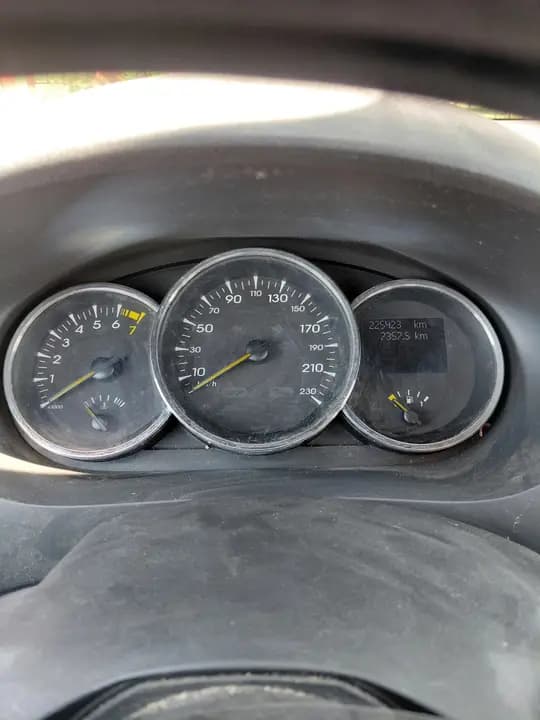 Prodajem automobil