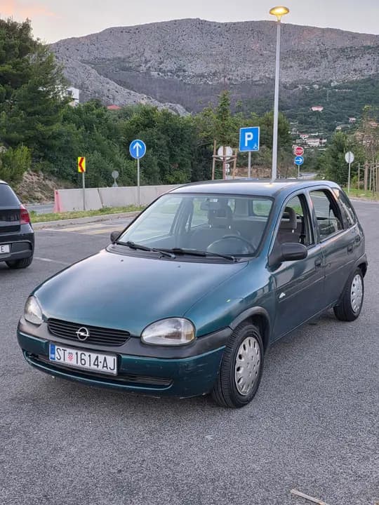Opel corsa  1.4  1997 godina    179.000 km