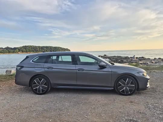 Volkswagen Passat Variant 2.0 TDI DSG R-Line (2024.), 1. vlasnik, 59.000 km