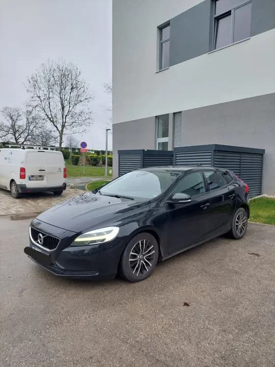 Volvo v40 2.0d d2,2019 g.reg 8/2026,napravljen veliki servis, dobro stanje,puno opreme 