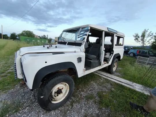 Land Rover Defender 