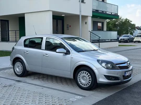 OPEL ASTRA 1.4 benzin 2011/2012. KLIMA, reg god dana, samo 128tkm, nije uvoz, potvrda km