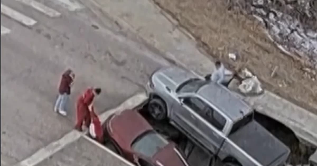 Dramatično urušavanje asfalta u Omahi: SUV i kamionet propali u rupu na raskrižju