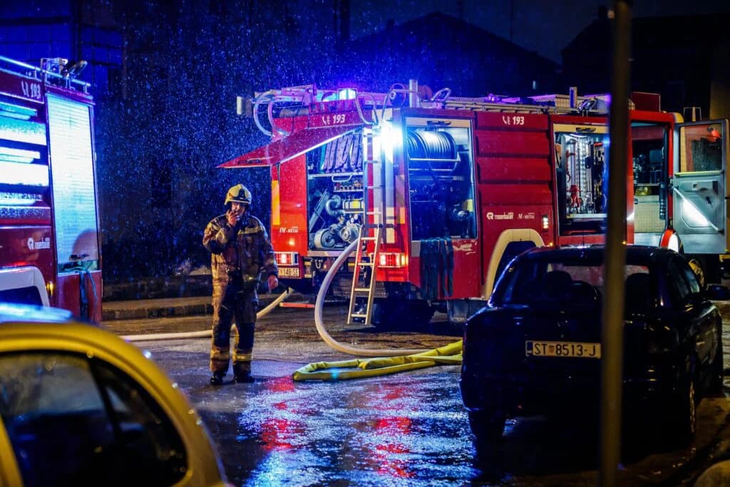 Vatrogasci u Splitu intervenirali na požaru automobila i kod prijevoza pacijenta