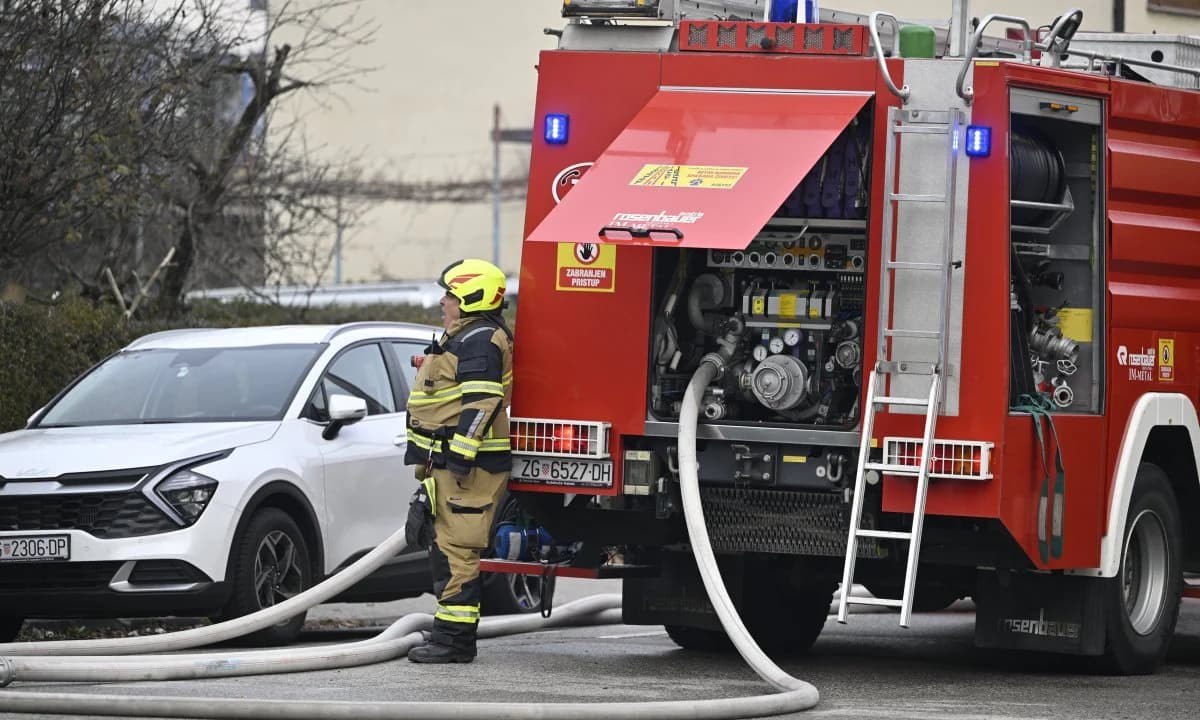 Mladić teško ozlijeđen u požaru Renault Clia u Velikoj Gorici, uzrok zapaljena cigareta