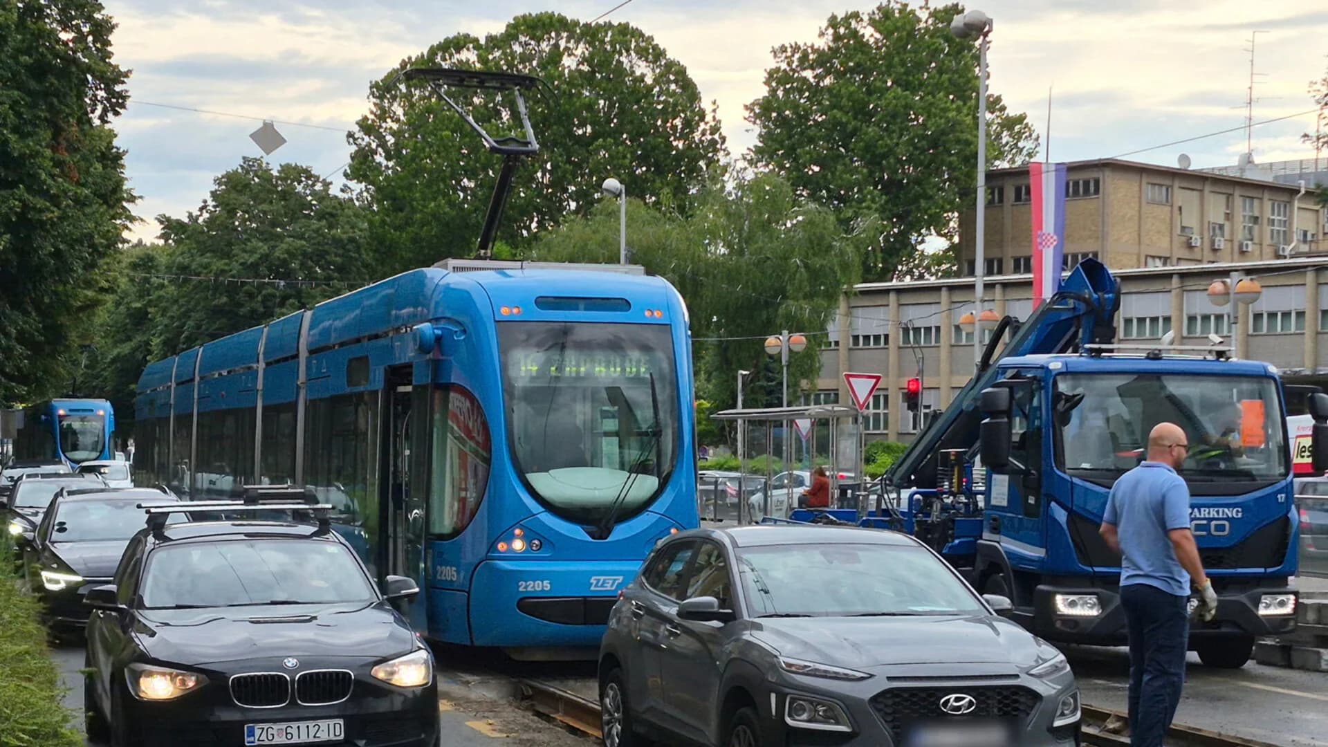 Automobil završio u raskopanim tračnicama na zagrebačkom raskrižju