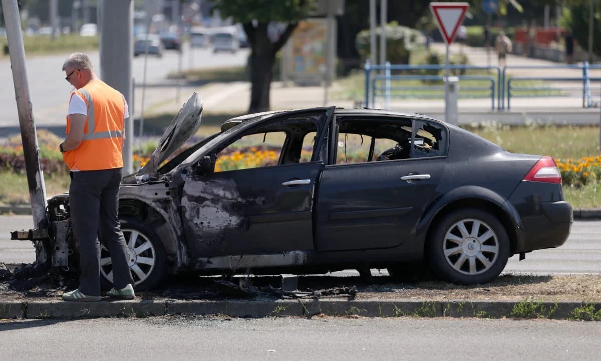 Drama na raskrižju u Novom Zagrebu: Automobil udario u semafor i planuo