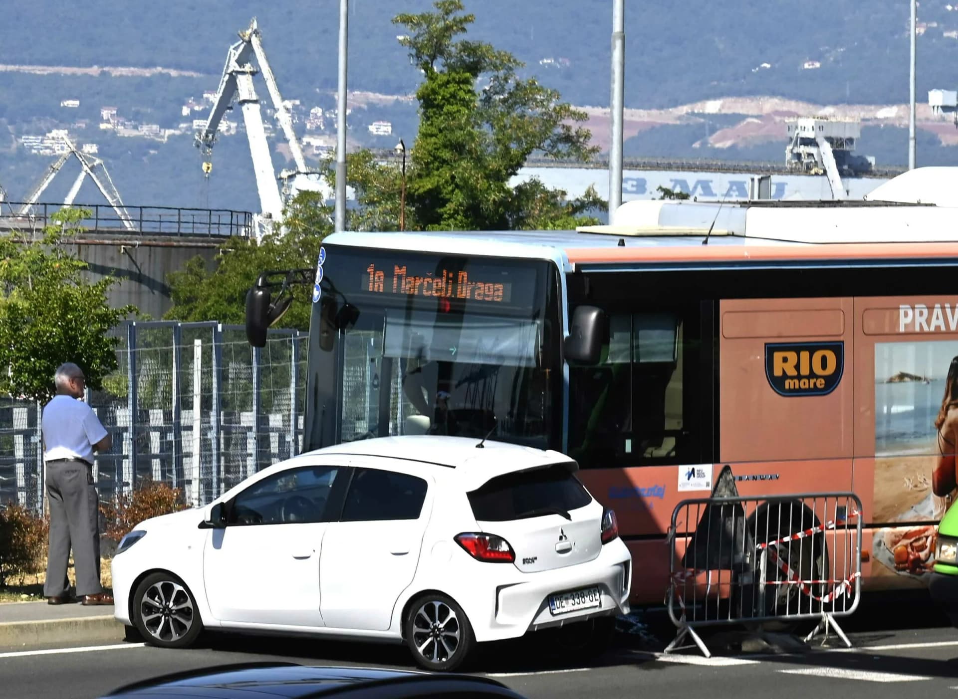 Lakši sudar autobusa i automobila kod "Novog lista" otežao promet u Rijeci