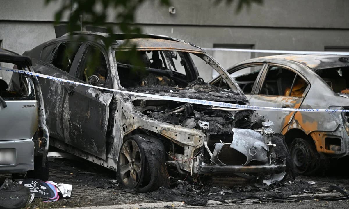 Požar na Trešnjevci: Izgorio BMW, oštećeni drugi automobili i stanovi