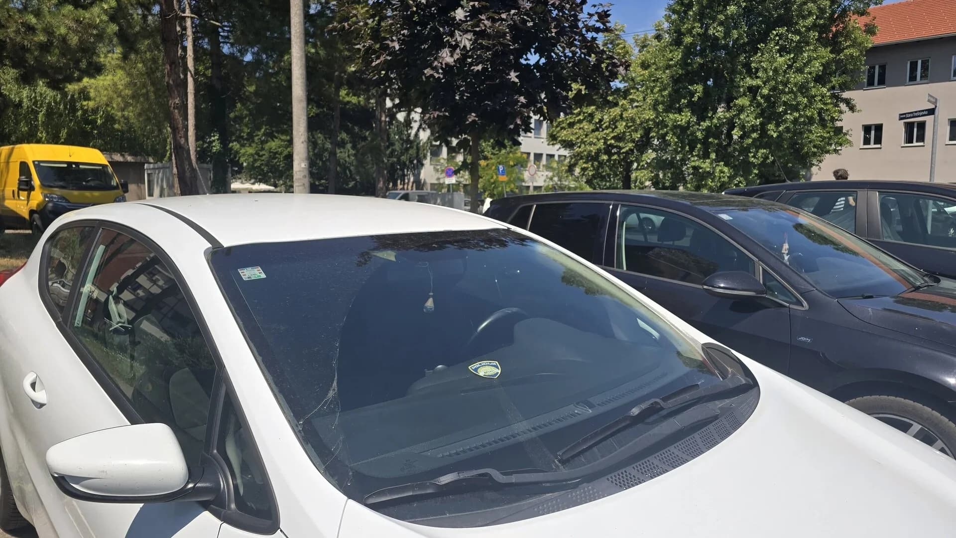 Privatni automobili s policijskim oznakama parkiraju gdje žele, nadležni šute