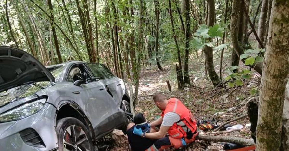 Teška nesreća kod Plitvica: Automobil s pet osoba visio iznad provalije, djeca helikopterom u bolnicu