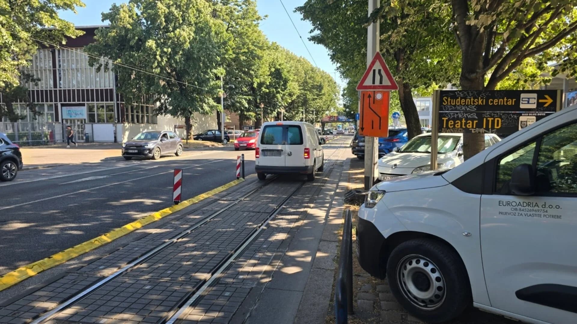 Vozači i dalje koriste žutu traku na Savskoj unatoč novim barijerama