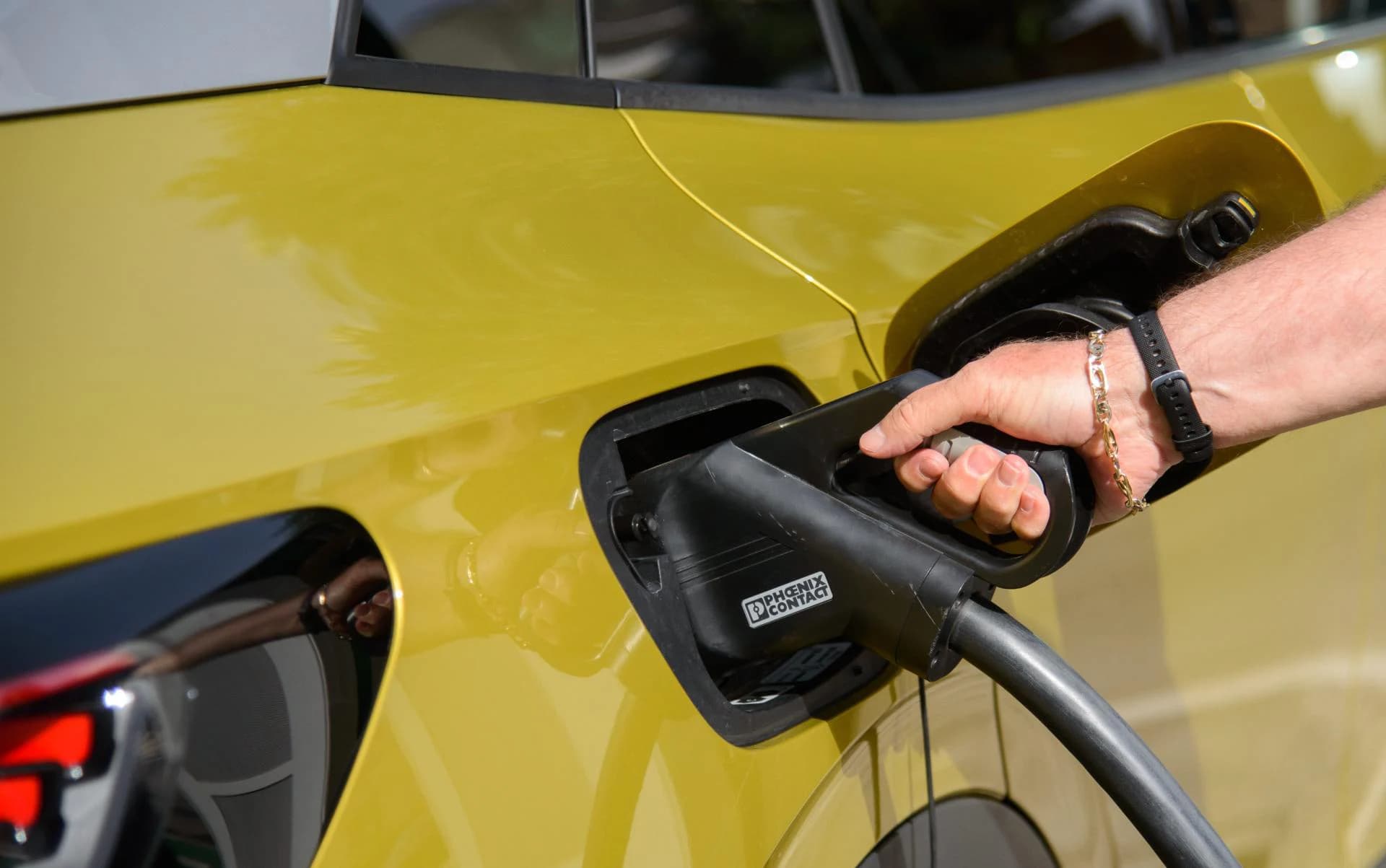Punjenje električnog automobila kod kuće: Strujni krug upozorava na potrebnu papirologiju i troškove