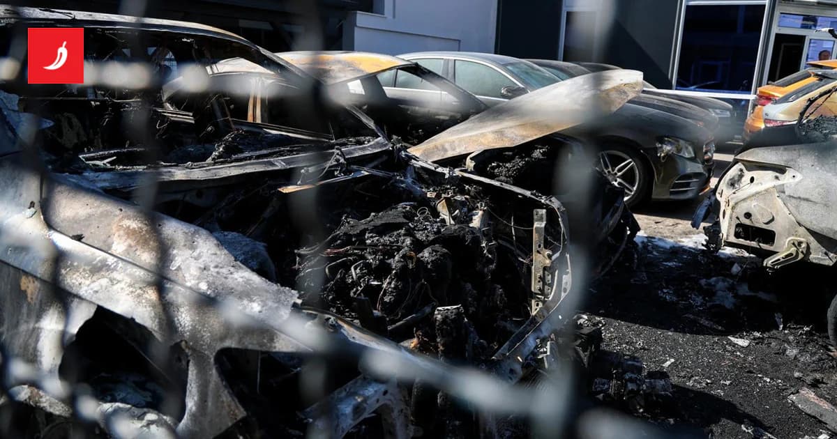 Šest automobila izgorjelo u Zagrebu, dan ranije pokušaj paljenja Molotovljevim koktelima