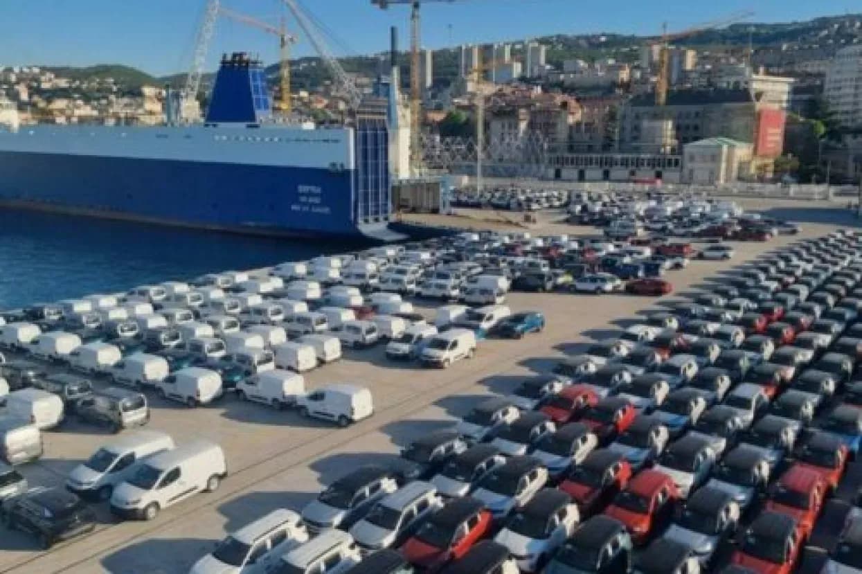 U Rijeku stigao brod iz Šangaja s 2.000 kineskih automobila