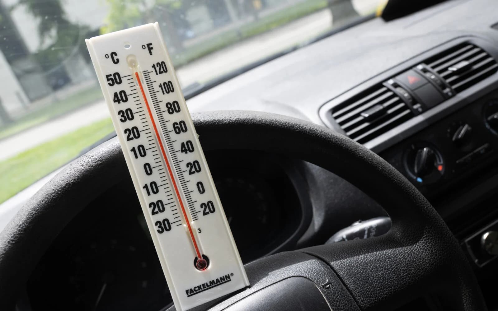 Uklanjanje vrućeg zraka iz automobila: Brži način od klime