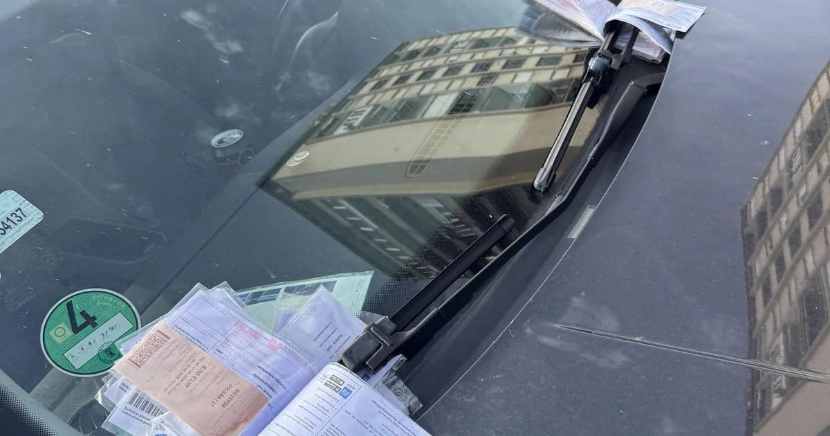 Zagrepčane zbunio automobil zatrpan parkirnim kartama: 'Kad će ukloniti vozilo?'