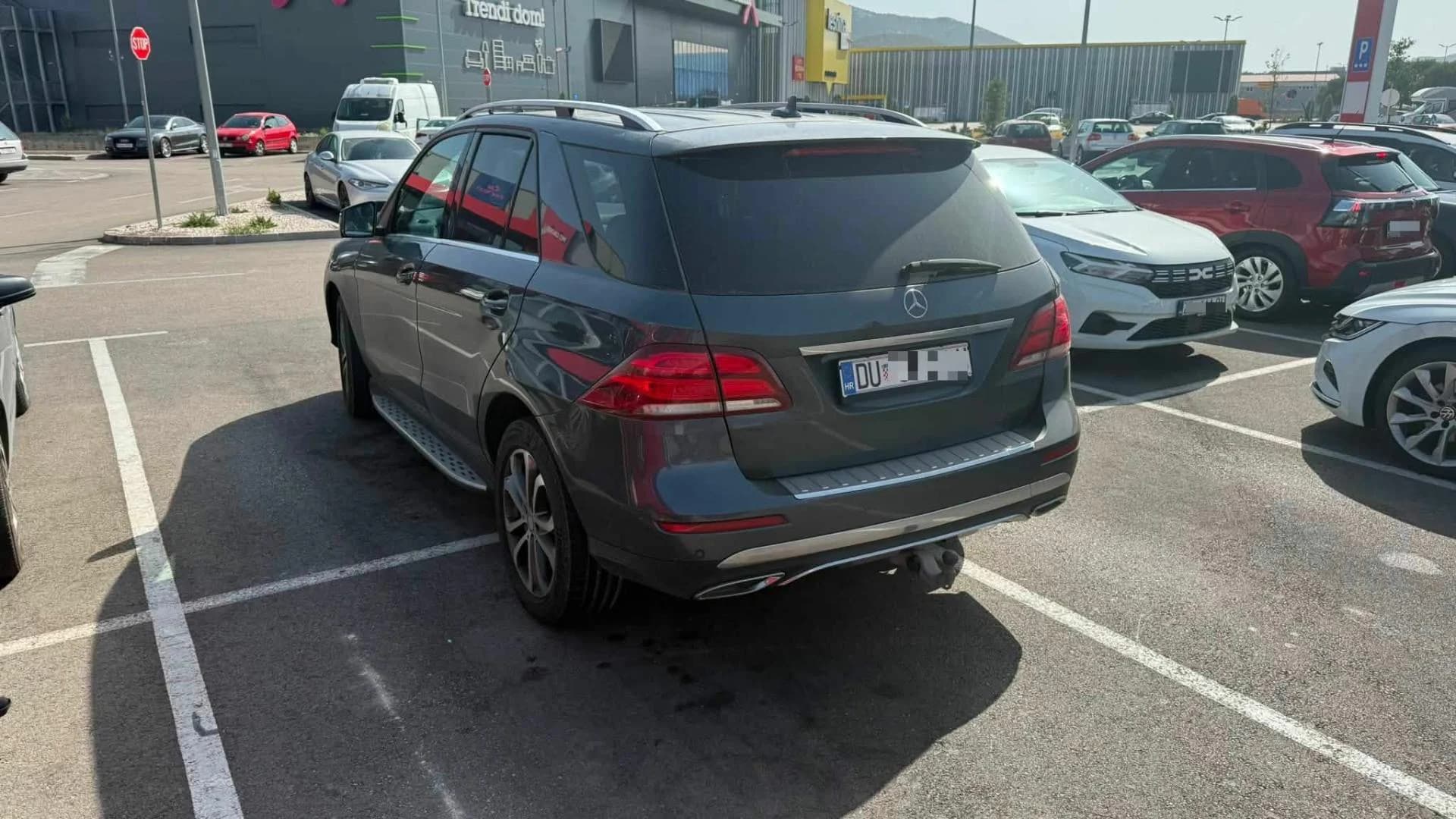 Bahato parkiranje u Dugopolju izazvalo buru na društvenim mrežama