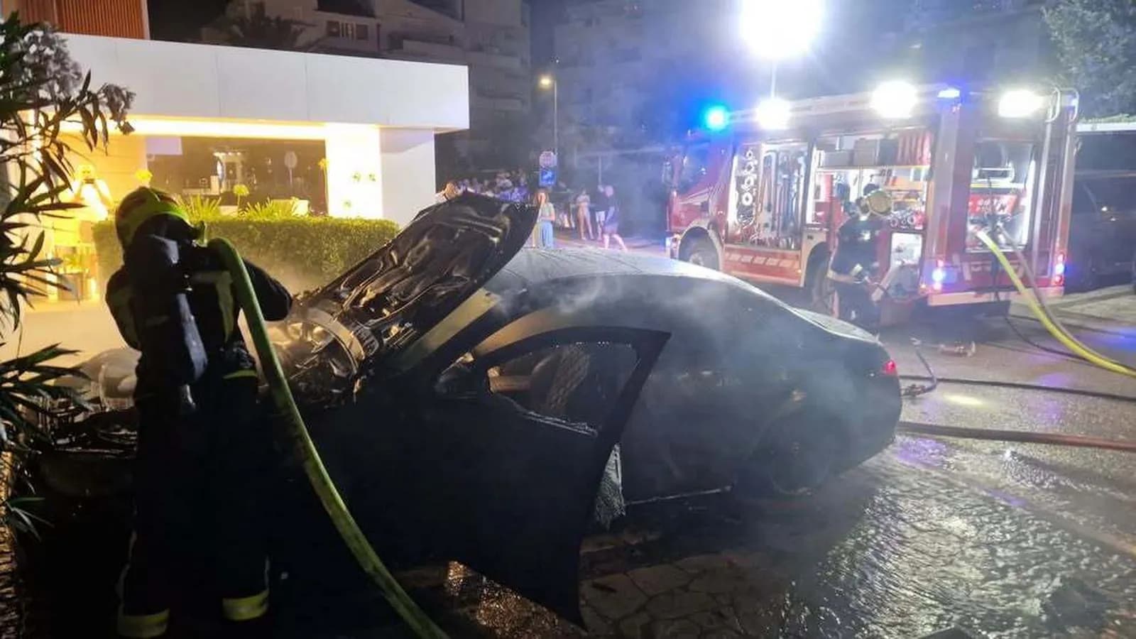 FOTO VIDEO Požar u Tučepima: Slovenac uhićen zbog namjernog paljenja automobila, šteta 160.000 eura