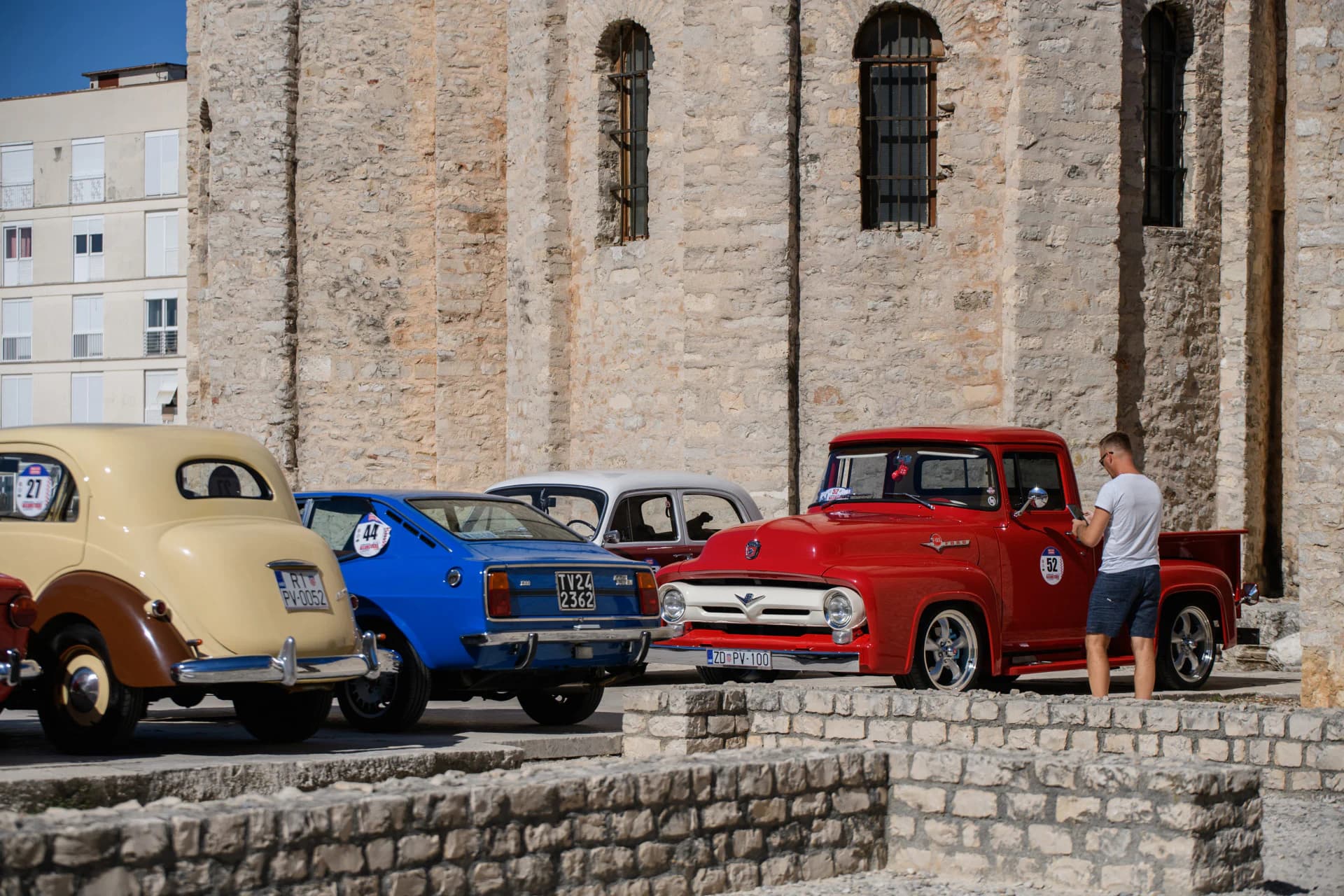 Jubilarni 25. Oldtimer rally „100 kilometara Zadra“ spojio povijest i automobile na Kalelargi