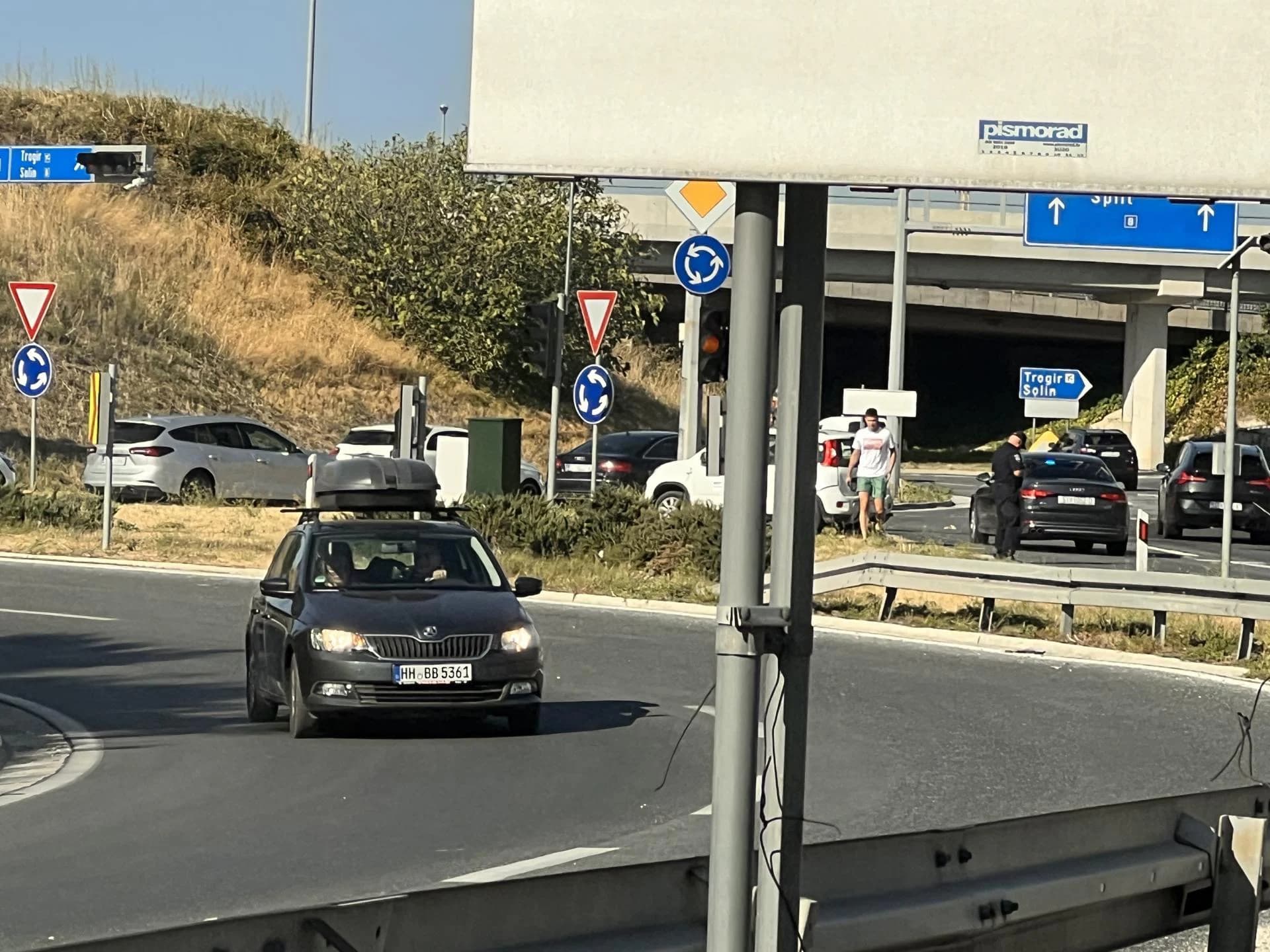 Nesreća na ulazu u Split stvorila ogromne gužve na rotoru, jedno vozilo završilo na travi