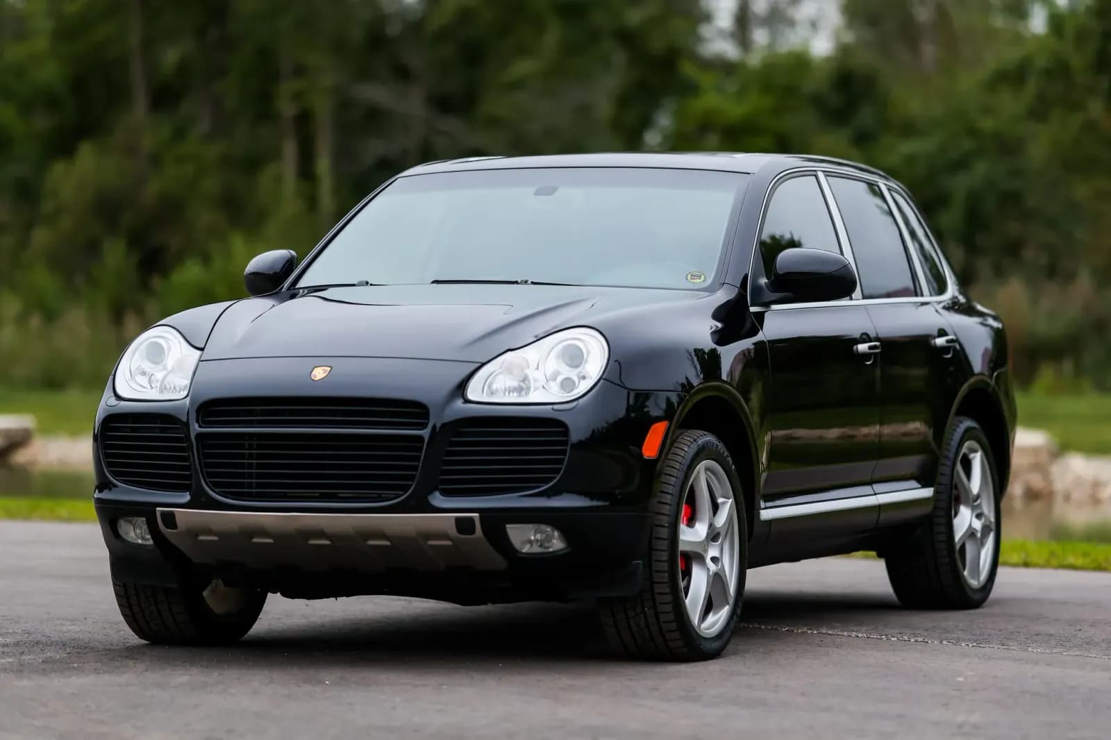 Prodaje se 2004. Porsche Cayenne Turbo s bogatom poviješću