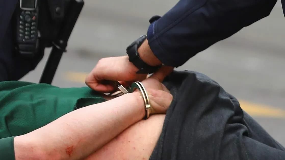 Vozaču određeno zadržavanje i oduzeto vozilo zbog više prometnih prekršaja