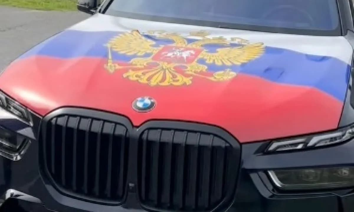 Crni BMW sa simbolima koji su uznemirili građane: Policija objavila detalje