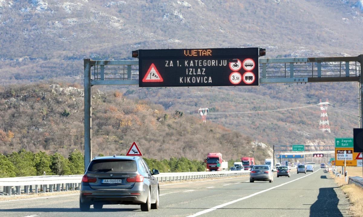 Vozačici prijeti kazna i zabrana upravljanja vozilom zbog vožnje u suprotnom smjeru na A6