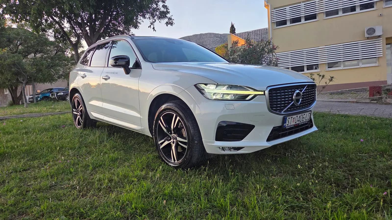Volvo XC60 D4 R-Design 8AT (10.2019.) - SPLIT