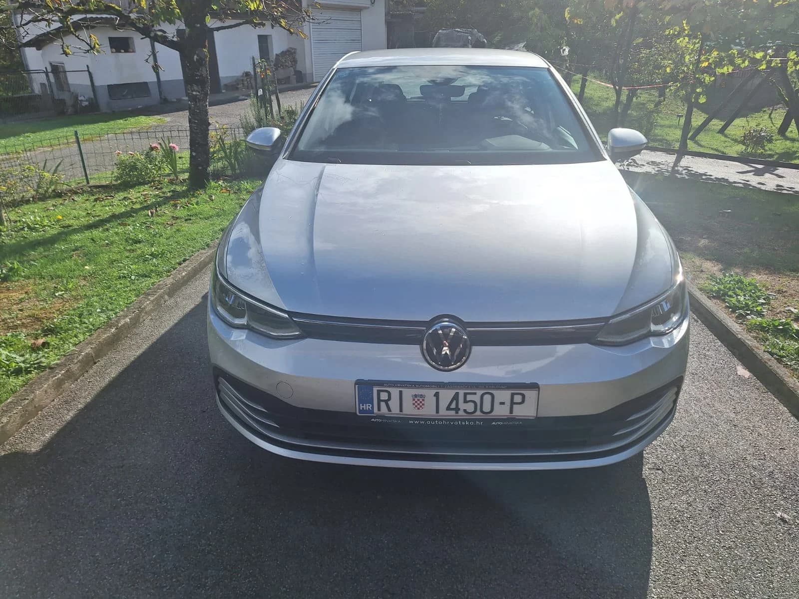 Golf 8 , odlično stanje servisiran u ovlaštenom swevisu, zimske gume